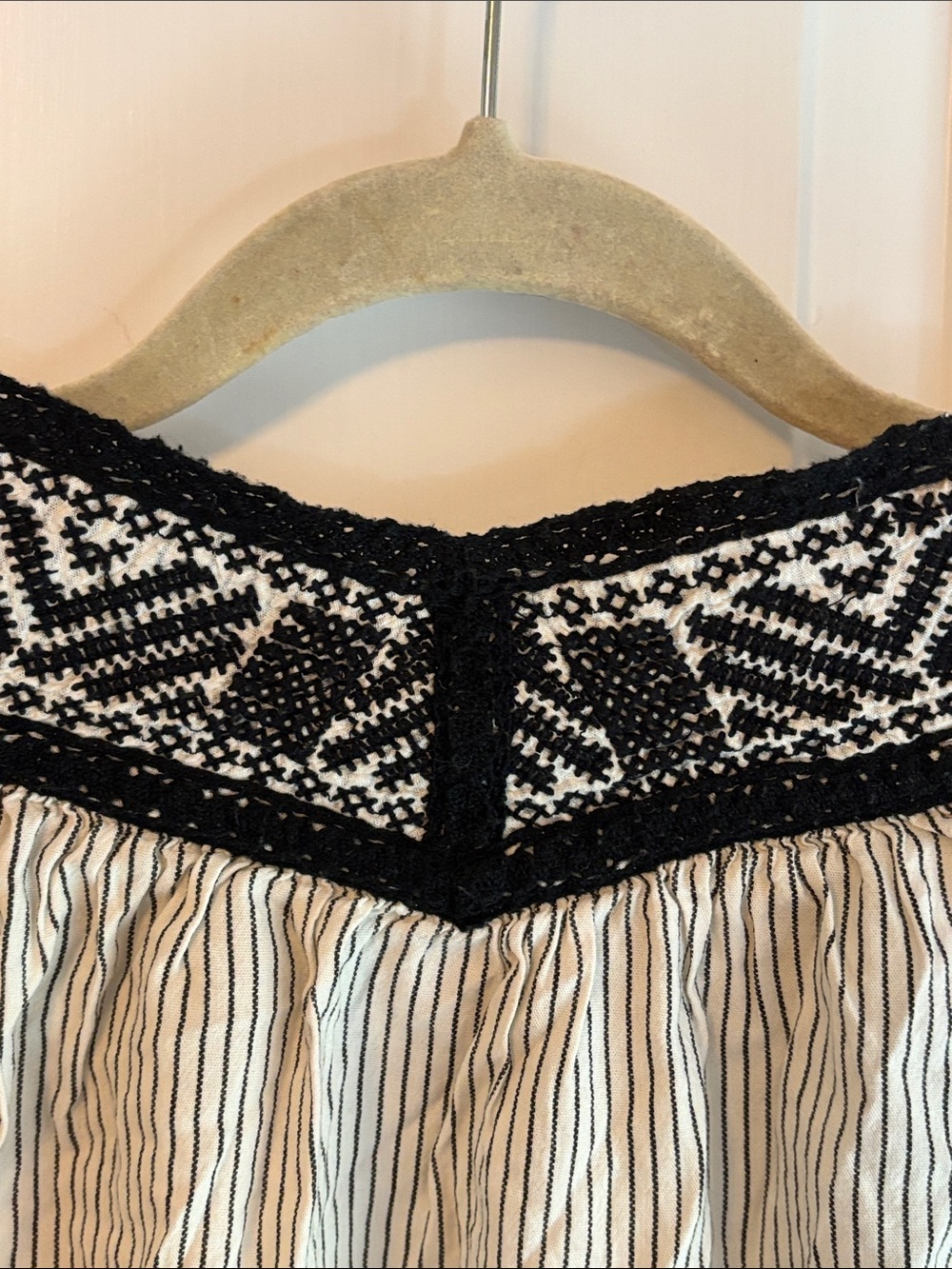 Mossimo Supply Co. Black & White Embroidered Y2K Tank Top